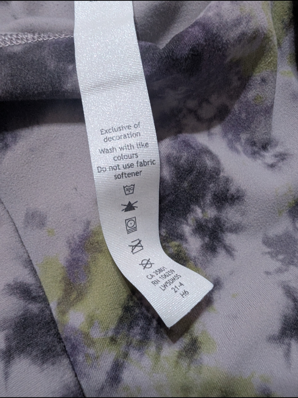 lululemon athletica Tie-Dye Leggings in Gray, Black & Olive - Picture 4 of 6